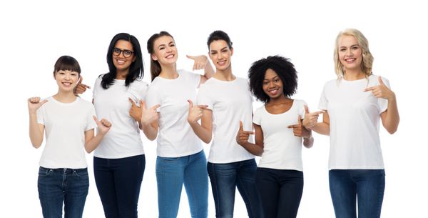 گروه بین المللی زنان در تی شرت های سفید