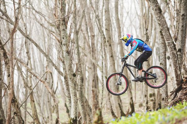 یک سوارکار دوچرخه سواری کوهستانی از یک چتربازی در یک جنگل مهفی در کوه های قفقاز می کشد