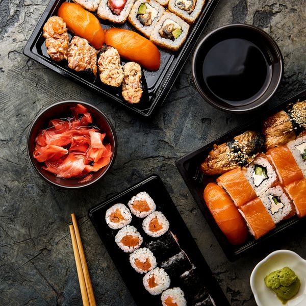 تغییر سوشی و رول روی میز سنگی رول سوشی sashimi با chopsticks تنظیم شده است نمایش بالا با فضای کپی