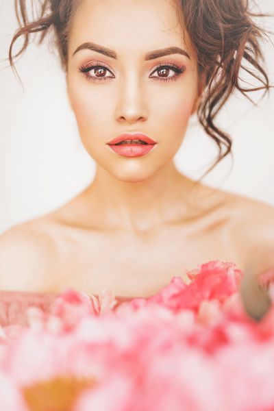 زن جوان زیبا با دسته گل طلایی