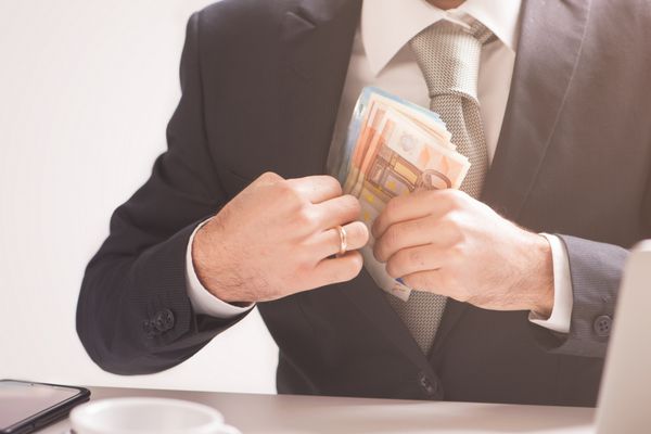 پول در جیب بازرگان با قرار دادن اسکناسهای یورو در جیب لباس رشوه و فساد