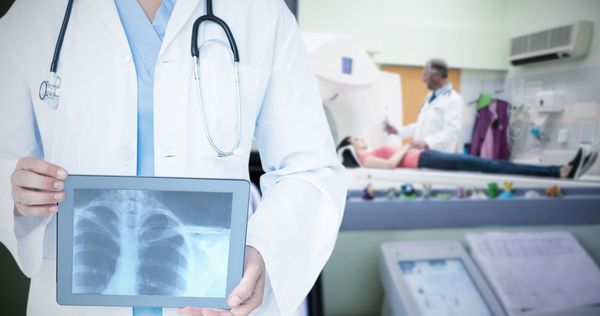 تصویر کامپوزیتی از دکتر به دنبال Xray در قرص