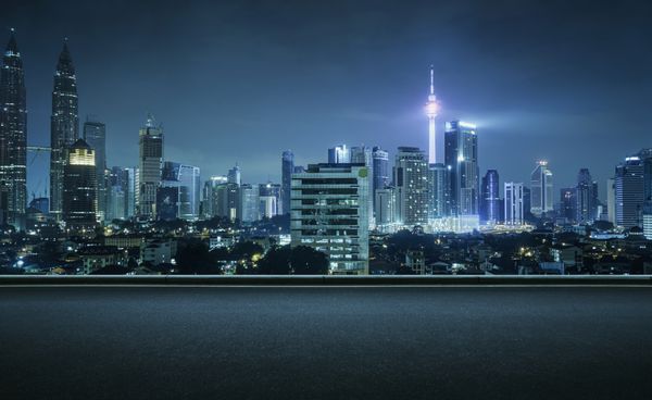 جاده آسفالت با منظره شهر زیبای کوالالامپور صحنه شب