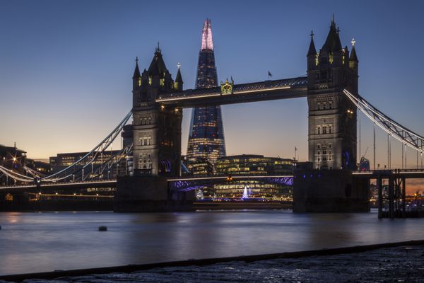 پل برج و Shard در لندن در شب یا غروب خورشید