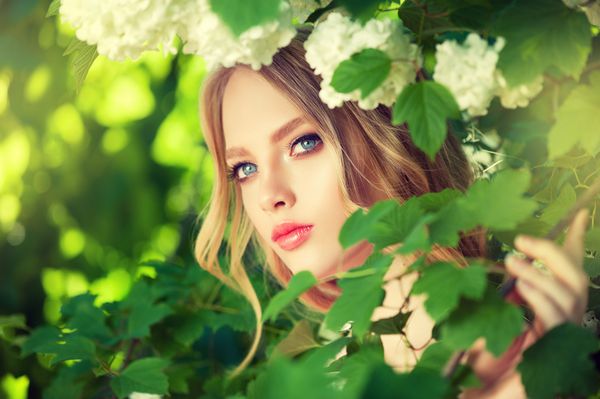 دختر مدل بهار زیبا در گل در تابستان شکوفه پارک زن در یک باغ شکوفه مد آرایشی و بهداشتی