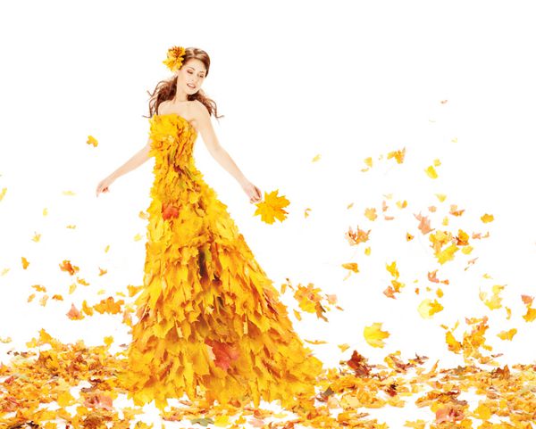 زن پاییز در لباس زرد برگهای افرا