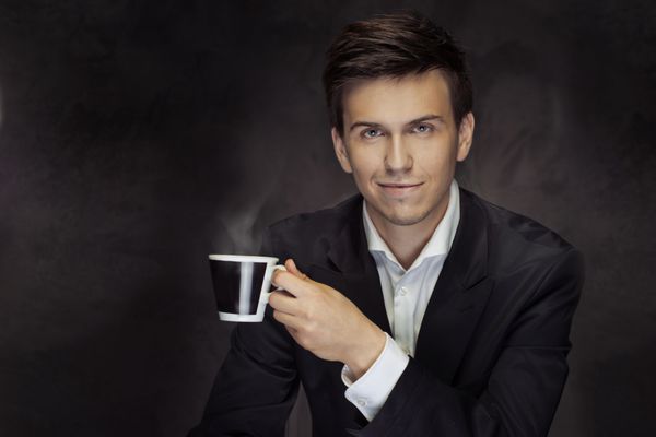 پرتره مرد خوش تیپ برگزاری فنجان قهوه