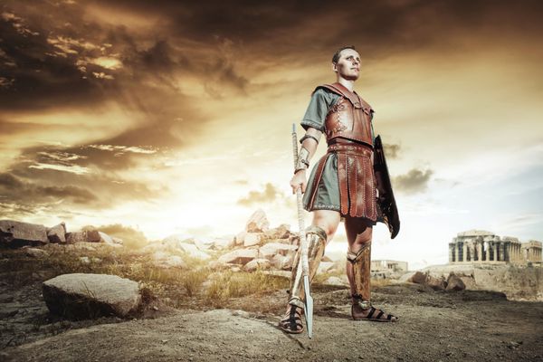 جنگجوی یونان باستان در جنگ مبارزه می کند