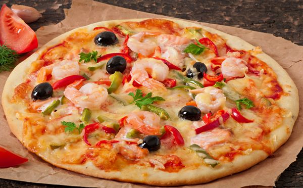 پیتزا با میگو ماهی آزاد و زیتون