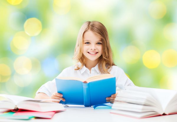 دختر دانشجوی خواندن کتاب در مدرسه