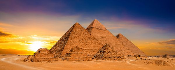بزرگ اهرام جیزه مصر در غروب آفتاب