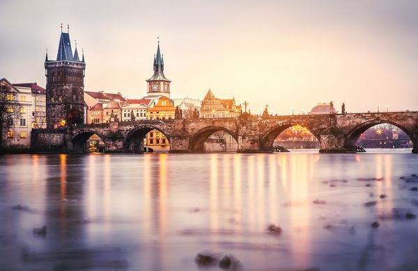 دید غروب آفتاب پل چارلز در چشمه Prague Praha در جمهوری چک