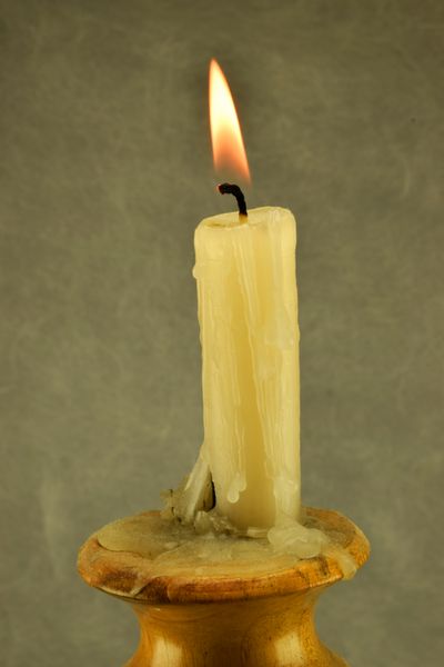 سوختن شمع در شمعدان های چوبی
