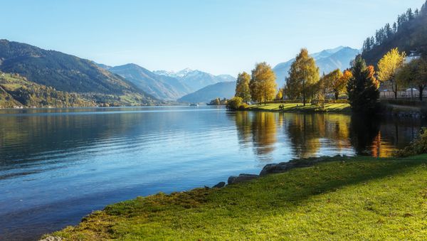 چشم انداز شگفت انگیز از دریاچه کوهستانی با آب سبز شفاف و کامل آسمان آبی پانوراما از چشم انداز کوه زیبا در کوه های آلپ با Zeller دریاچه در Zell am See زمین Salzburger اتریش