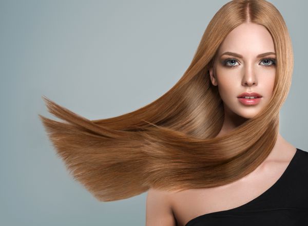 دختر مدل زیبا با موهای قهوه ای مایل به راست و راست کراتین صاف کردن روش های درمان مراقبت و آبگرم مدل موی صاف
