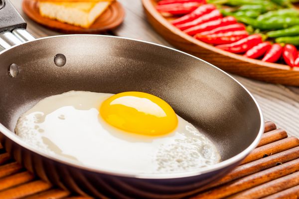 صبحانه تخم مرغ سرخ شده را روی میز چوبی