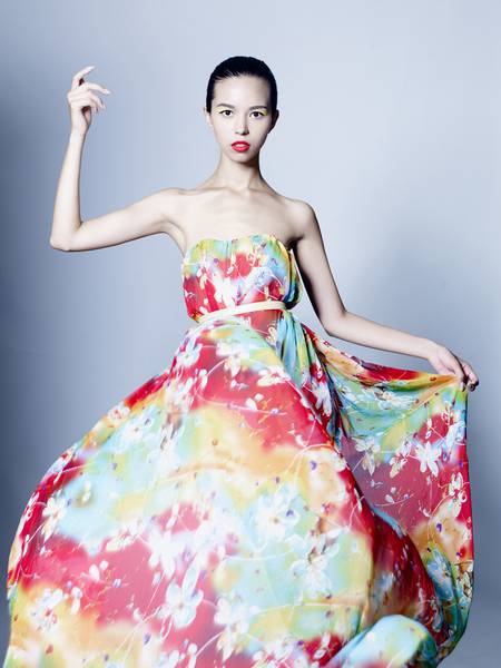 پرتره مدل استودیو زن زیبا در لباس پرزدار آبی در پس زمینه های رنگارنگ زیبایی آسیایی