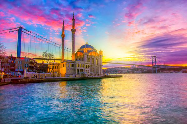 استانبول Ortakoy مناظر زیبای طلوع آفتاب با ابرها Ortakoy مسجد و پل بسفر و استانبول ترکیه بهترین مسافرتی مقصد استانبول