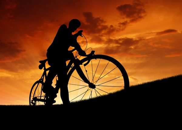 شبح دوچرخه سوار بر دوچرخه سواری در غروب خورشید