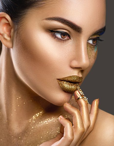 هنر زن طلایی پوست صورت closeup پرتره مد زیبایی طلا چشم لب و پوست مدل دختر زرق و برق آرایش حرفه ای براق