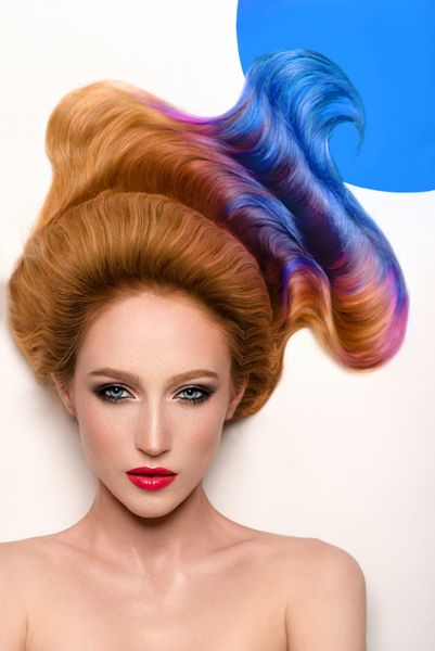 پرتره زن با موهای رنگارنگ در دایره آبی در پس زمینه سفید