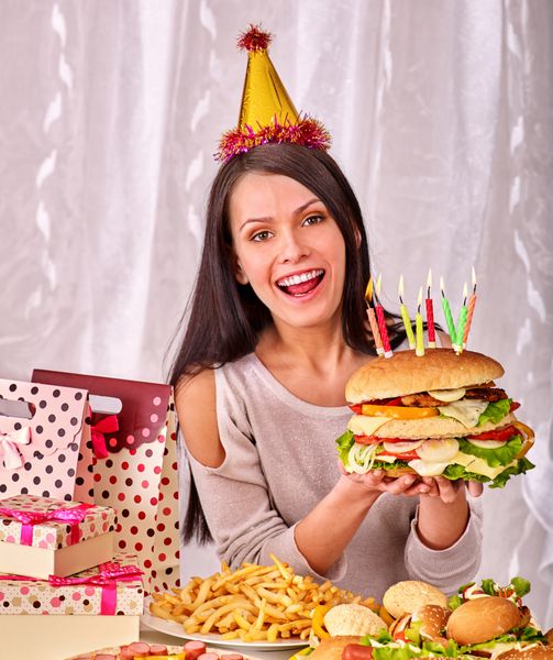 زن در هنگام تولد خوردن همبرگر