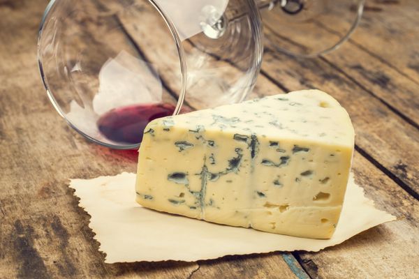 پنیر آبی با شیشه