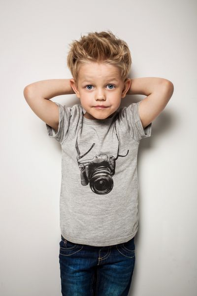 پسر بسیار کوچک در استودیو به عنوان مد مدل معرفی می شود