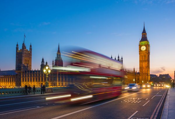 اتوبوس دوقلوهای نمادین با بیگ بن و مجلس در ساعت آبی لندن انگلستان