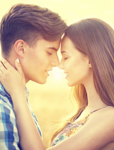 زن و شوهر مبارک بوسیدن و آغوش خارج از منزل در زمینه گندم مفهوم عشق