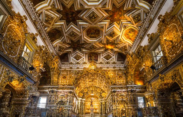 برزیل سالوادور مجسمه های مقدس و دکوراسیون طلا در کلیسای سنت فرانسیسکو
