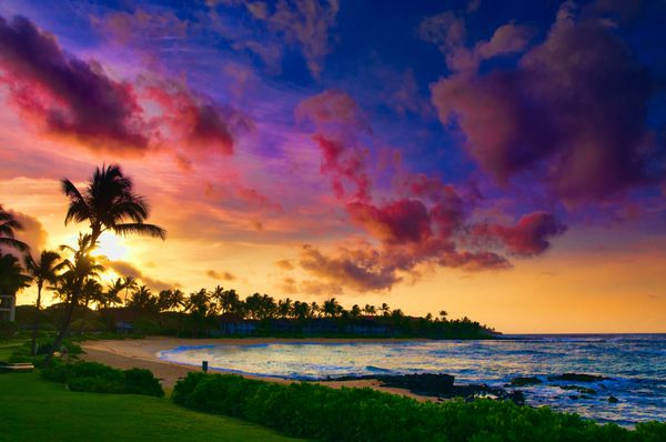غروب خیره کننده ای بیش از ساحل اقیانوس آرام در Kauai هاوایی ایالات متحده آمریکا