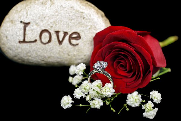 حلقه الماس حلقه با گل قرمز و سنگ در سیاه و سفید