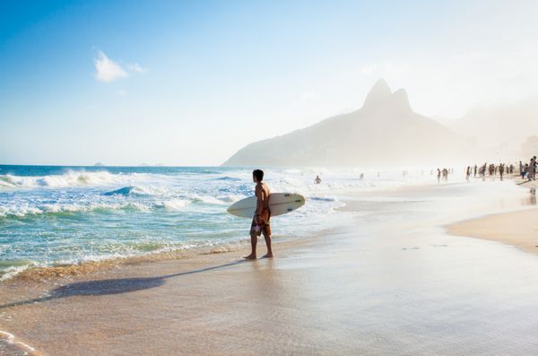 قدم زدن با سوپرمارکت برزیل با تخته موج سواری به سمت دو برادران ماه