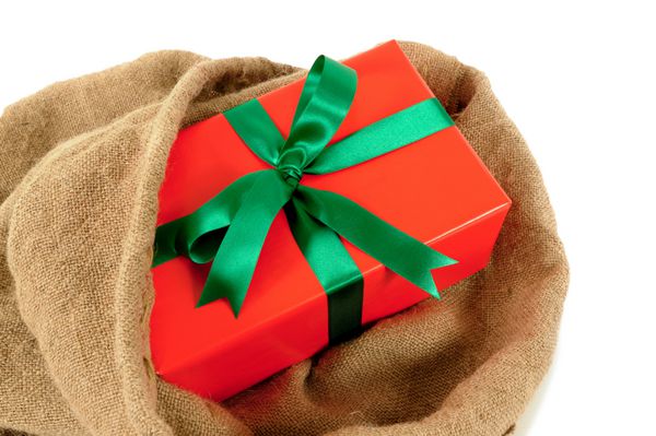 کیسه ایمیل یا سانتا کیسه ای با هدایای کریسمس قرمز کوچک قرمز