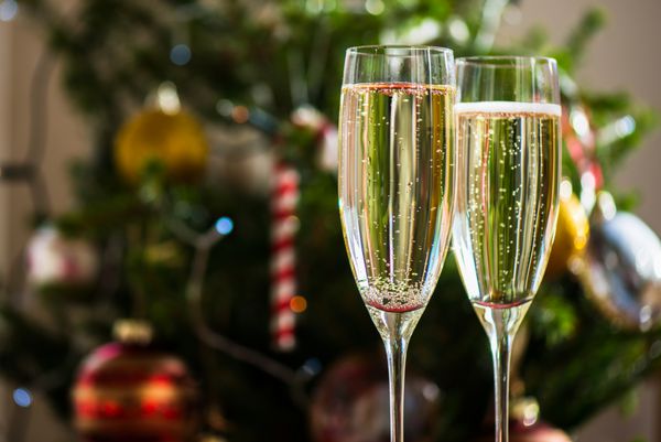 دو فلوت شامپاین در پس زمینه کریسمس
