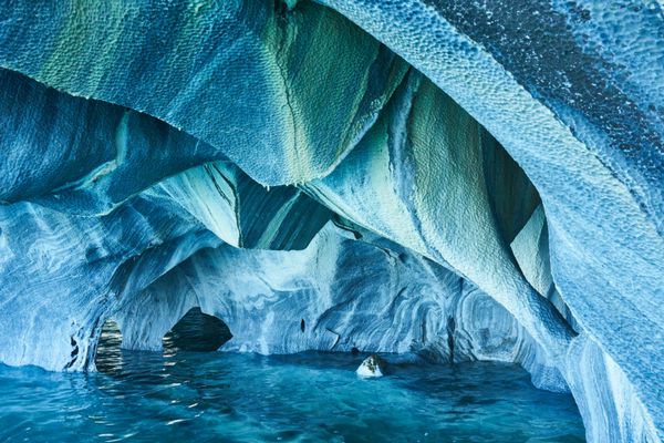 غارهای سنگ مرمر پاتاگونیا شیلی رنگ های فیروزه ای و شکل های پر زرق و برق زیبایی های بی نظیری را که توسط طبیعت بریده شده اند ایجاد می کنند
