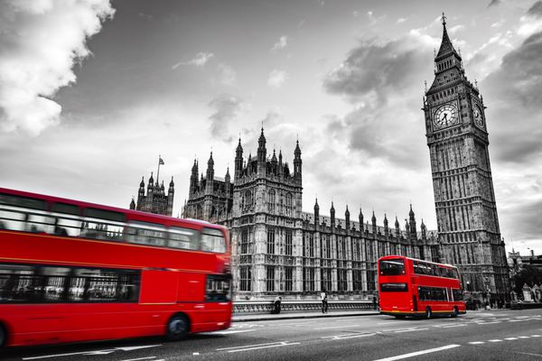 لندن انگلستان اتوبوس های سرخ در حال حرکت و بیگ بن کاخ وستمینستر آیکون های انگلستان در سبک پرنعمت یکپارچهسازی با سیستمعامل قرمز در سیاه و سفید