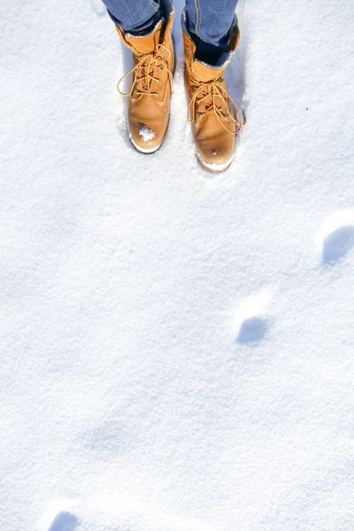 نمایش بالا از کفش کفش در برف تازه فصل زمستان