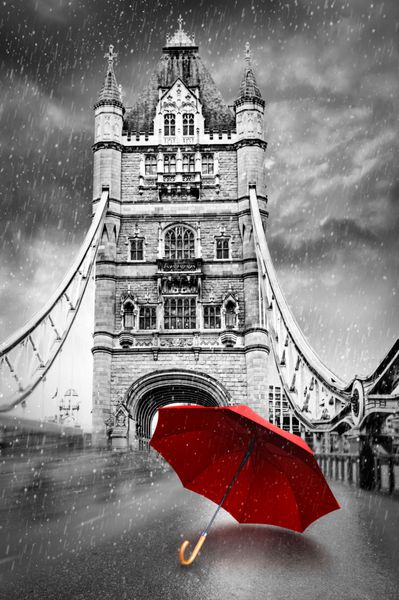 پل برج در رودخانه تیمز با چتر در روز باران لندن انگلستان سیاه و سفید مفهوم گرافیک با عنصر قرمز