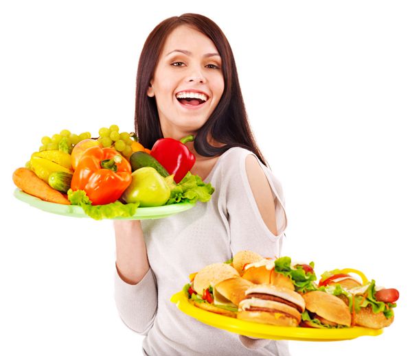 زن بین میوه و همبرگر انتخاب می کند جدا شده