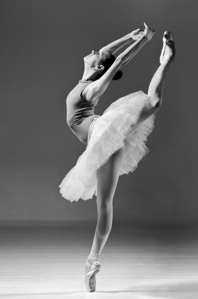 ballerina زیبا در tutu سفید انجام acrobatics