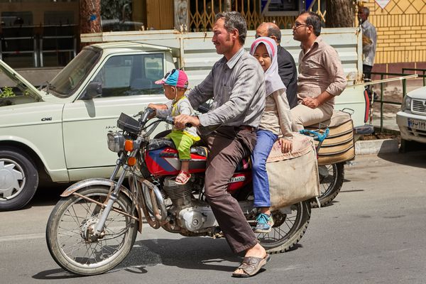 کاشان ایران 2017 آوریل 27 مرد ایرانی با دختر و پسر خود در موتور سیکلت سوار می شود
