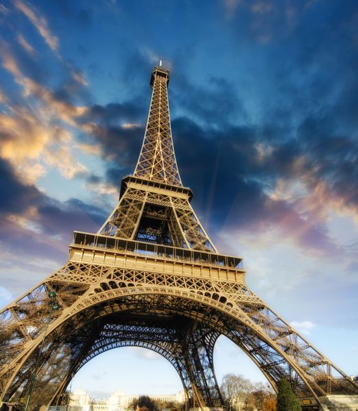 عکس زیبا از برج ایفل در پاریس با رنگ های زرق و برق دار آسمان و چشم انداز گسترده زاویه فرانسه