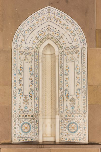 مسقط عمان 30 دسمبر 2017 دکوراسیون موزاییک با سبک اسلامی مغرضانه اسلامی مقدس در مسجد سلطان قبوز در مسقط عمان