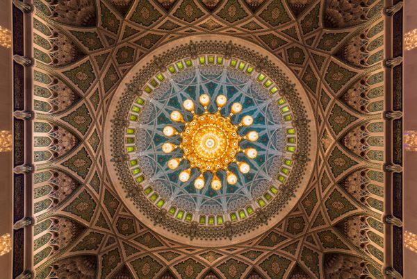 مسقط عمان 30 دسمبر سال 2017 منظره ای از گنبد مسجد جامع سلطان قبوس در مسقط عمان