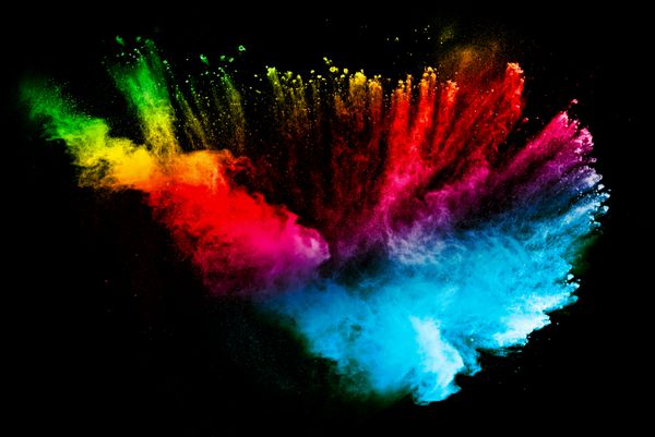 انفجار پودر چند رنگ در پس زمینه سیاه و سفید ابر رنگی گرد و غبار رنگارنگ منفجر می شود رنگ هولی