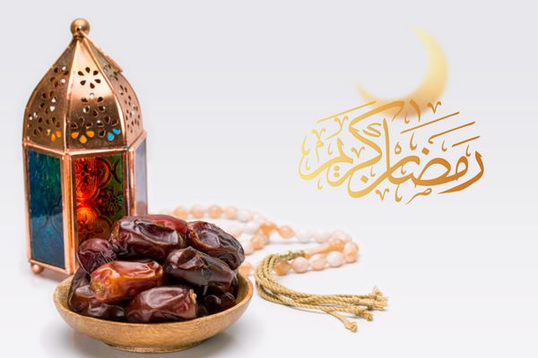 ماه مبارک رمضان یا ماه مبارک رمضان متن رمضان کریم یا مبارک عربی نزدیک لامپ فانوس شرقی با تاریخ در صفحات چوبی