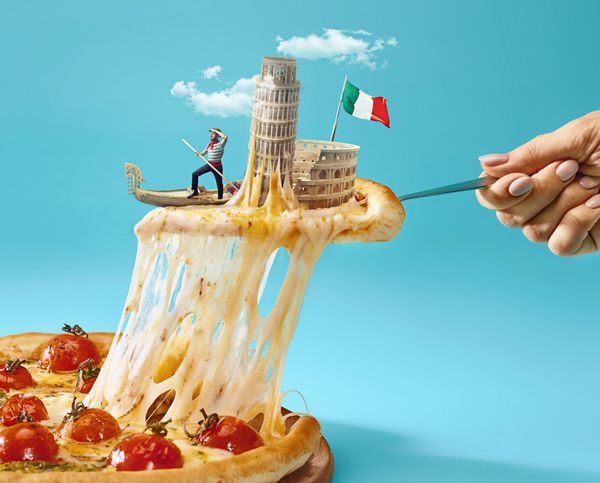 طعم مفهوم ایتالیا کولاژ در مورد ایتالیا با دست زنانه گاندولیر پیتزا و مناظر اصلی مسافرت مفاهیم گردشگری