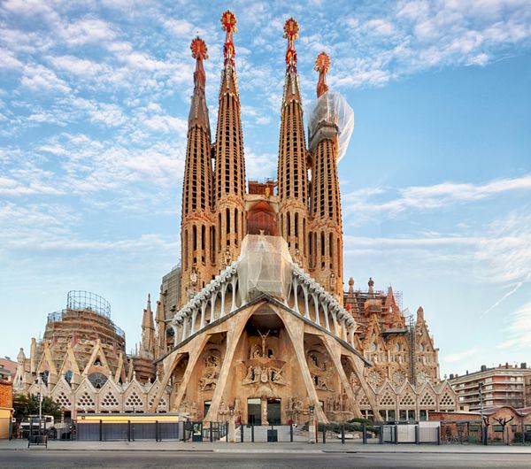 بارسلونا اسپانیا فوریه 10 La Sagrada Familia کلیسای برجسته طراحی شده توسط گوید که از 19 مارس 1882 ساخته می شود و هنوز در 10 فوریه 2016 در بارسلونا اسپانیا به پایان نرسیده است